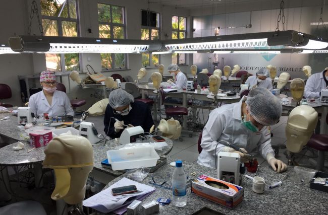 Curso capacita dentistas em nova técnica endodôntica