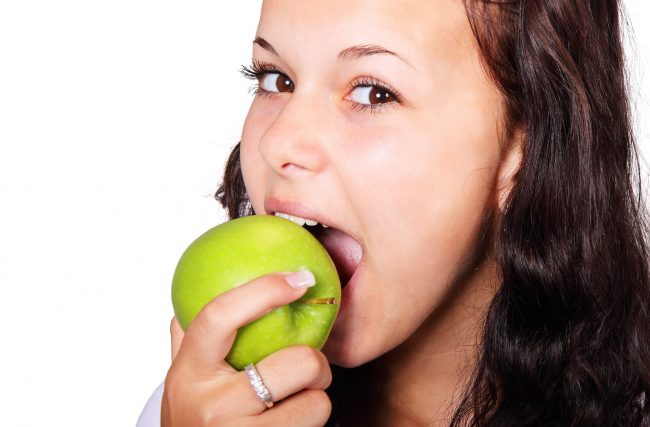 Mito ou verdade: maçã limpa os dentes?