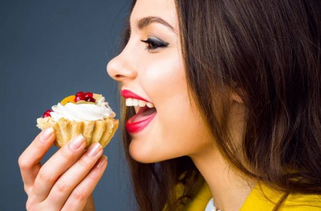 Dor nos dentes ao comer doces pode ser cárie?