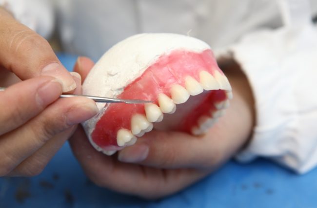 Próteses dentárias: soluções que vão além da estética