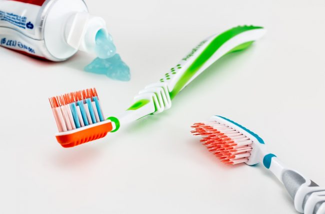 Devo trocar as escovas de dente após uma gripe ou resfriado?